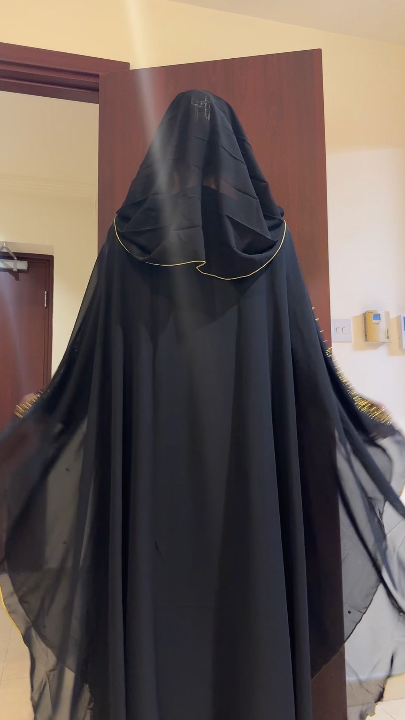 عباية بلاك جولدن باريلز DXB