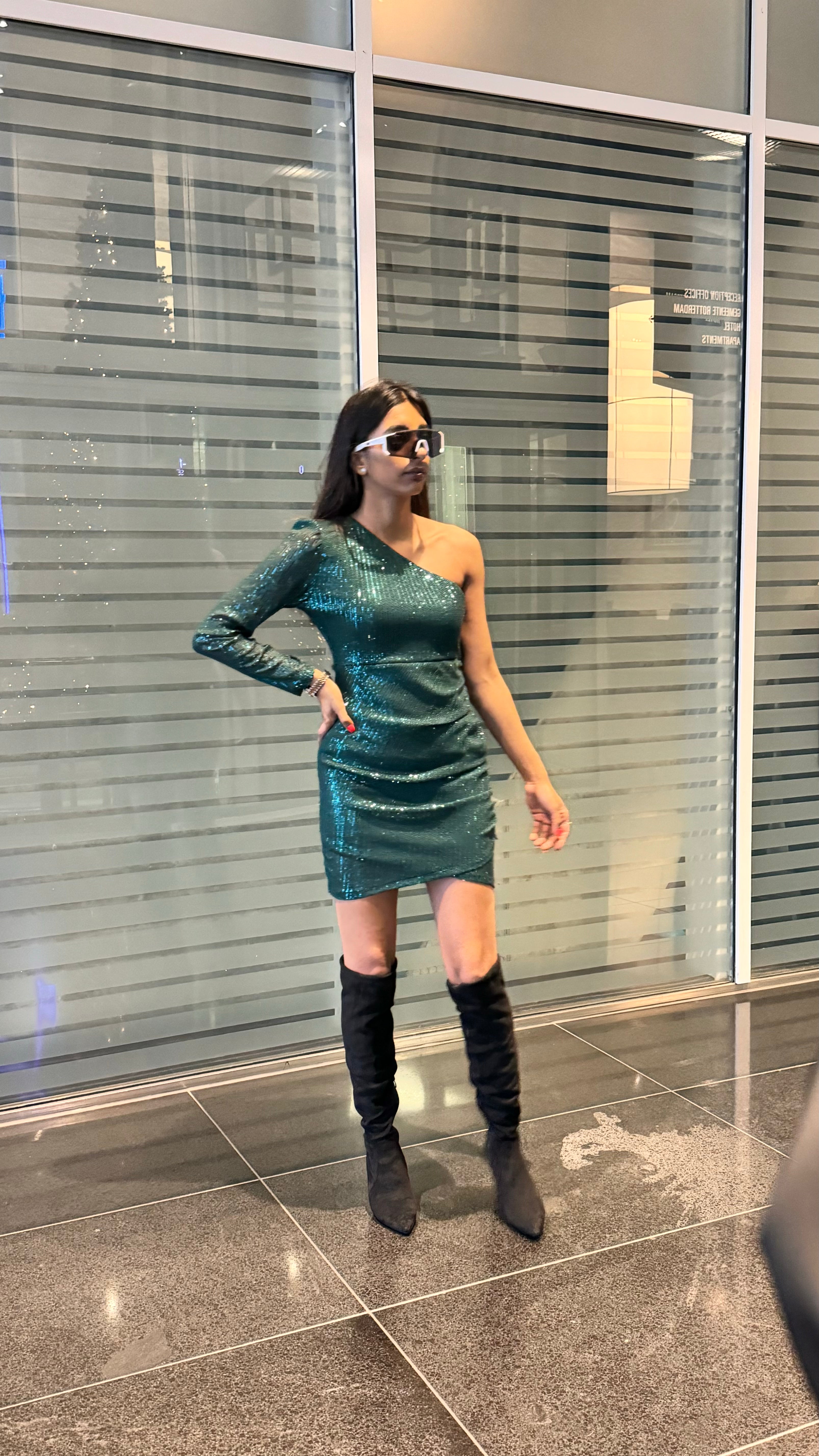 GRÜNES, GLITZERNDES MIDIKLEID