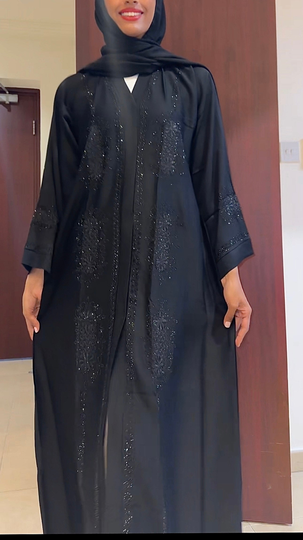 SCHWARZE ROSEN FUNKELNDE ABAYA DXB
