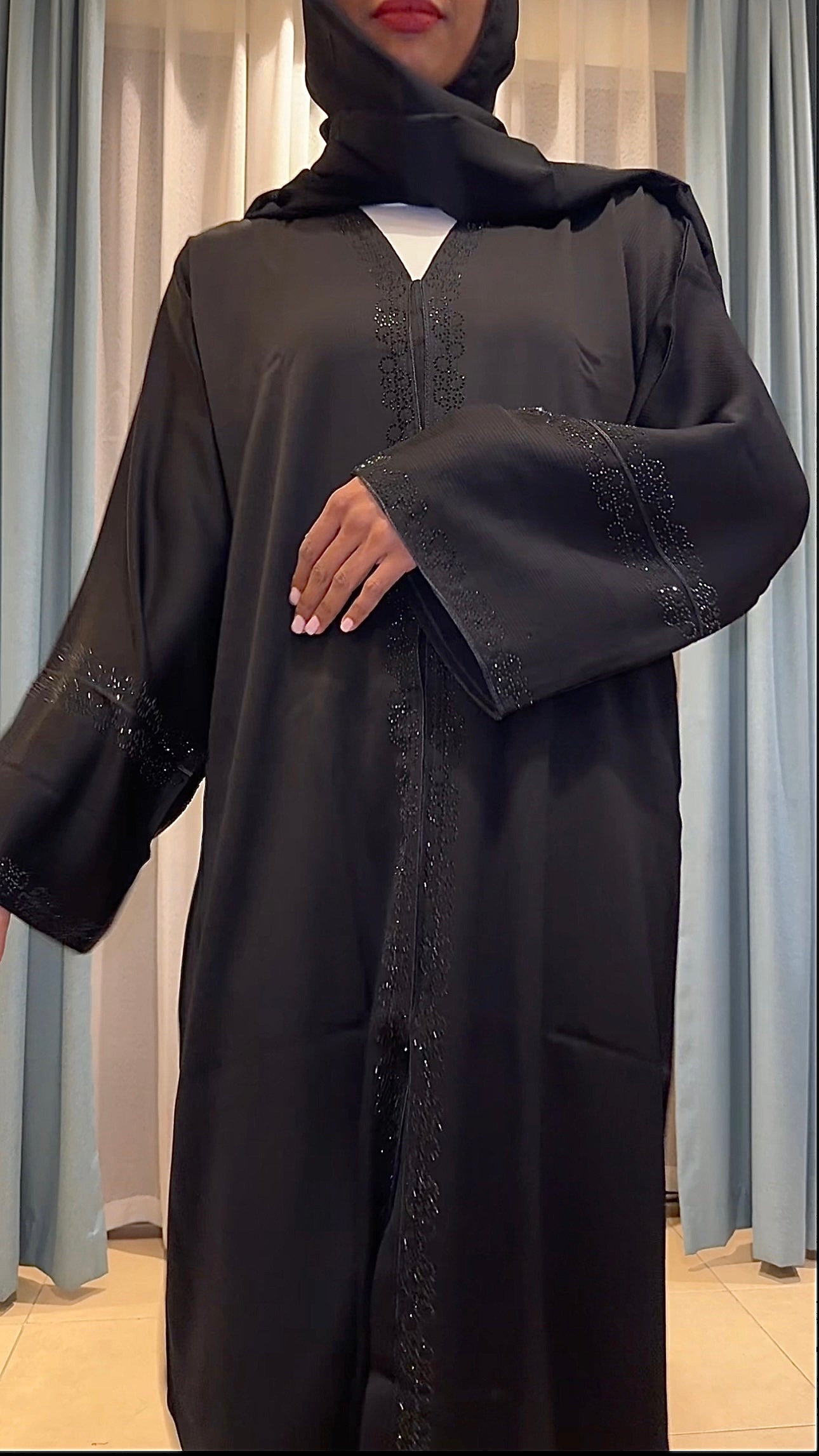 عباءة سوداء مجسمة مستديرة DXB