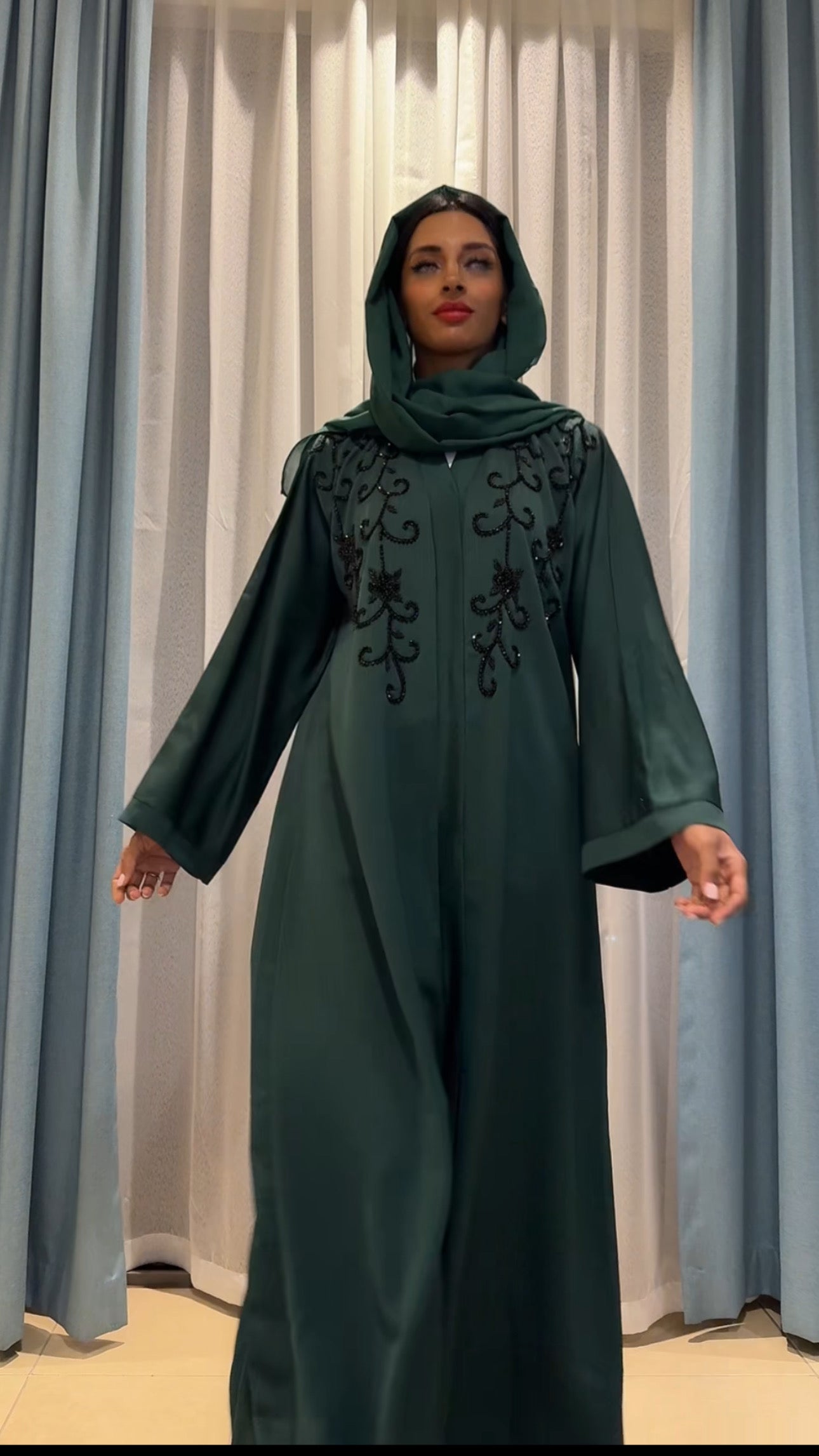 Dubai abaya bedrukt met zwarte steentjes