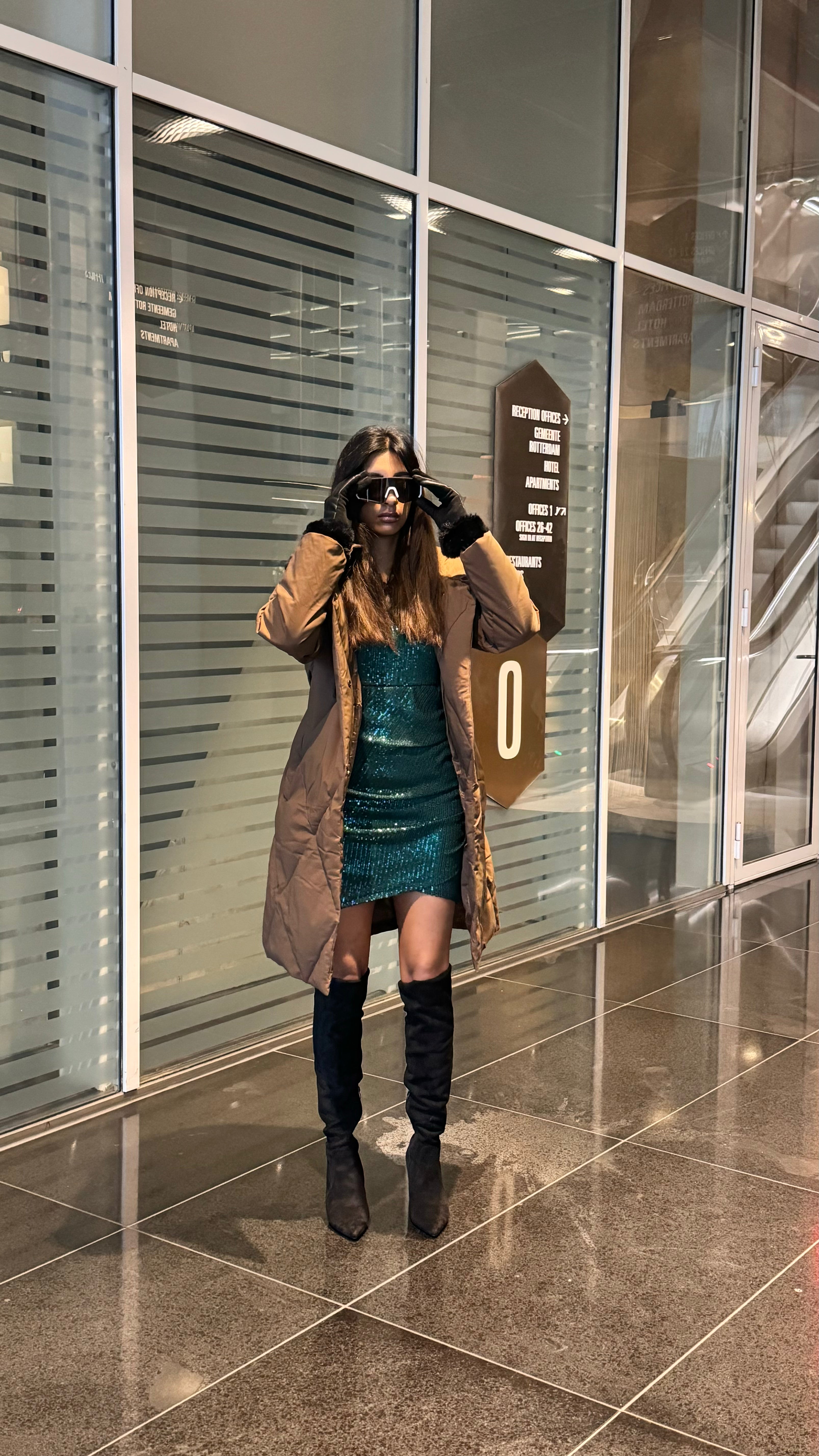 GRÜNES, GLITZERNDES MIDIKLEID