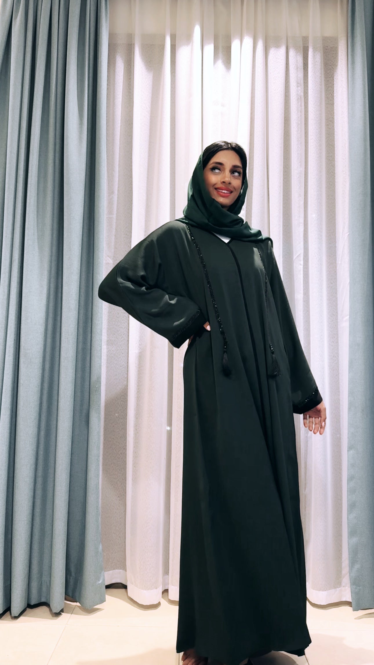 GRÜNE ABAYA MIT KWASTJES DXB