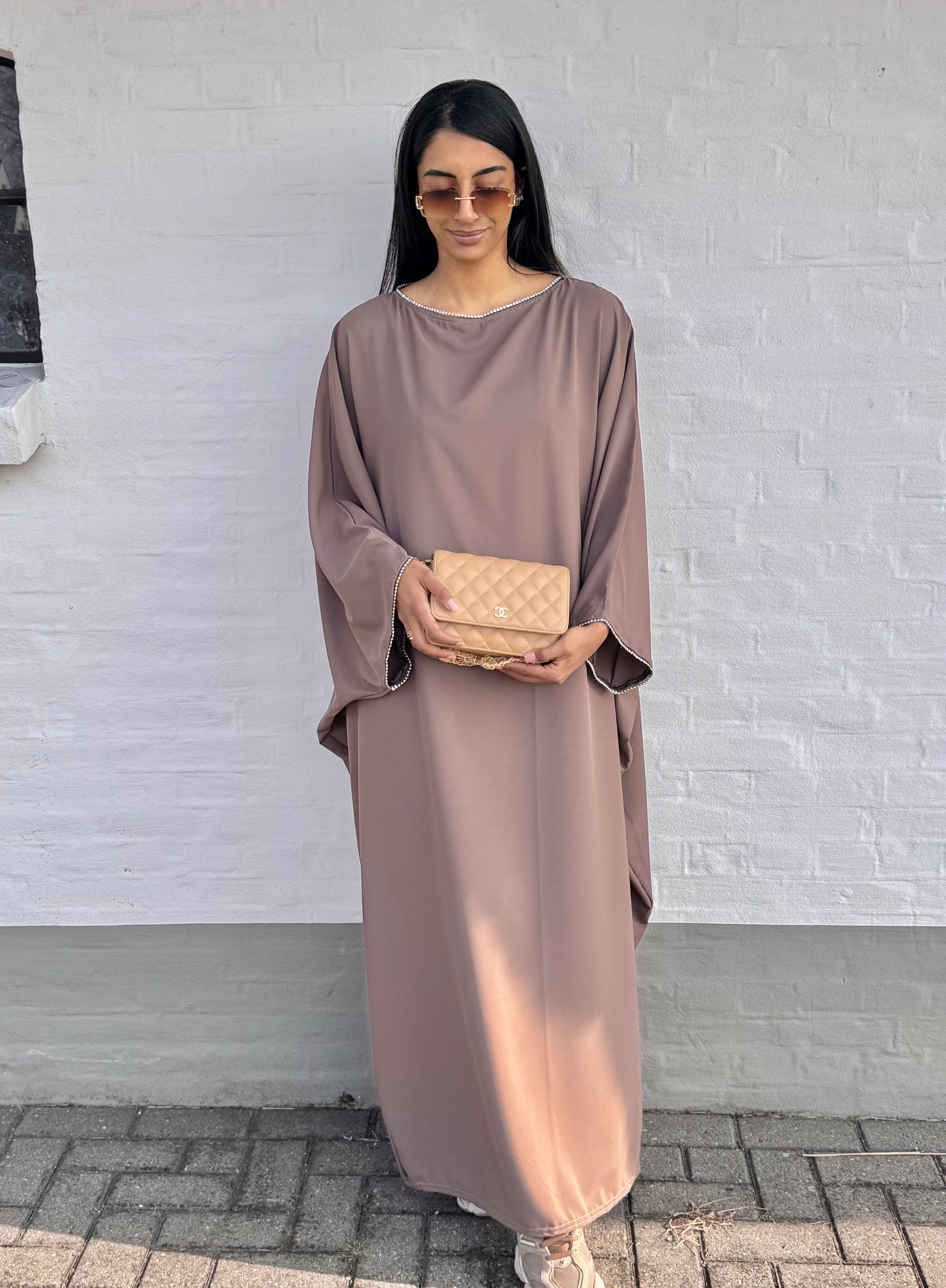 SS25 - abaya met kraag steentjes en mouwen taupe