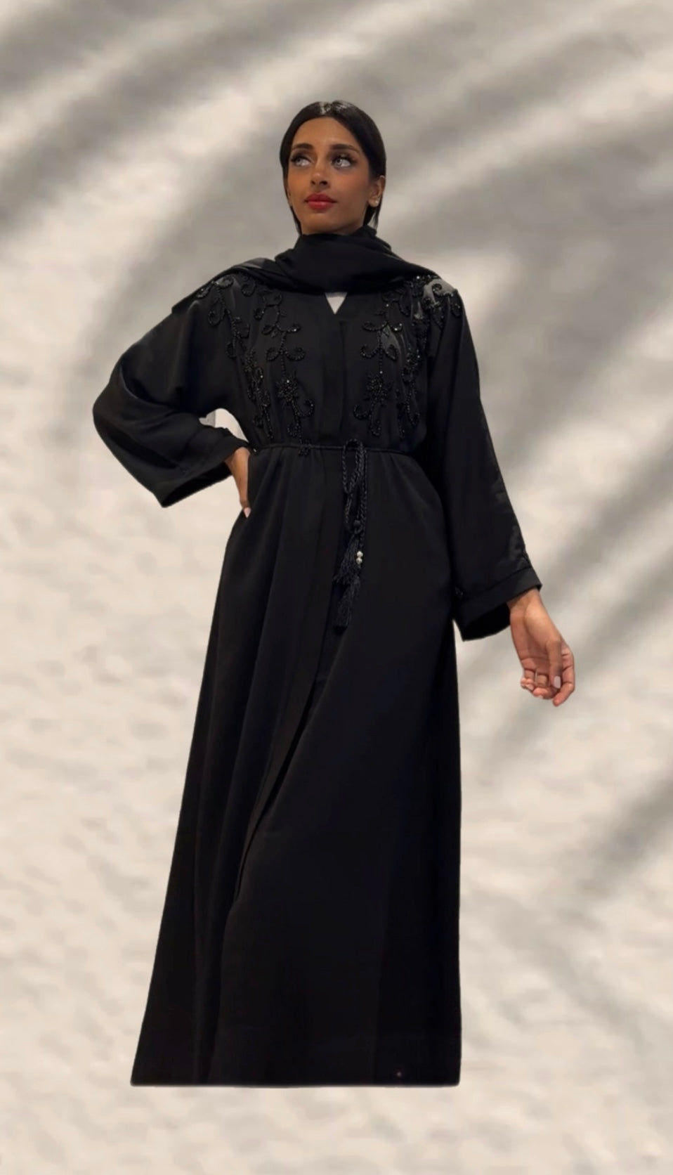 SCHWARZE ABAYA RUNDE FIGUREN DXB