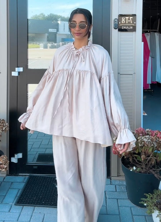 Strikjes blouse met rekbare wijde broek - beige