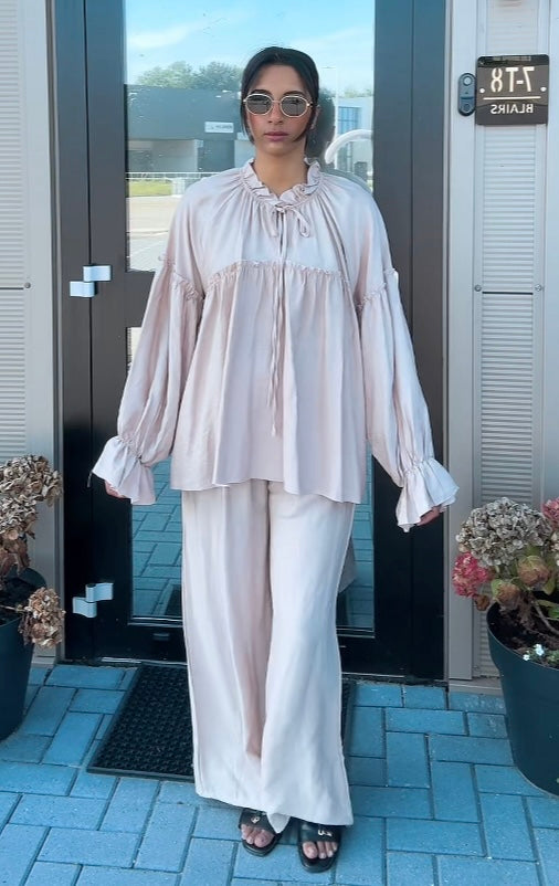 Strikjes blouse met rekbare wijde broek - beige