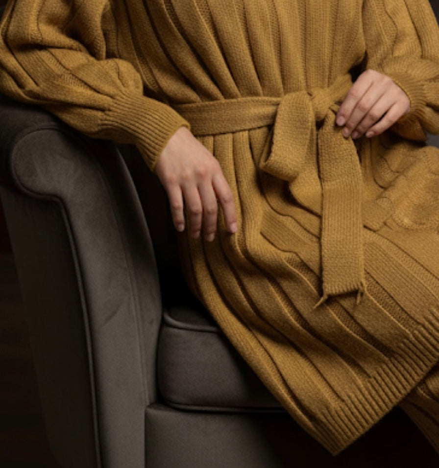 Amiri rekbare broek met oversized trui en een strik band