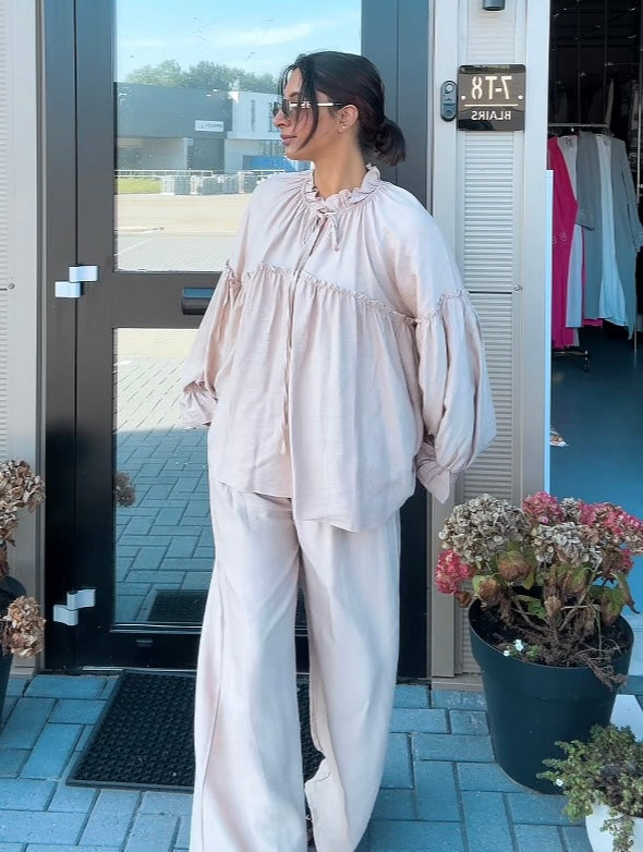 Strikjes blouse met rekbare wijde broek - beige
