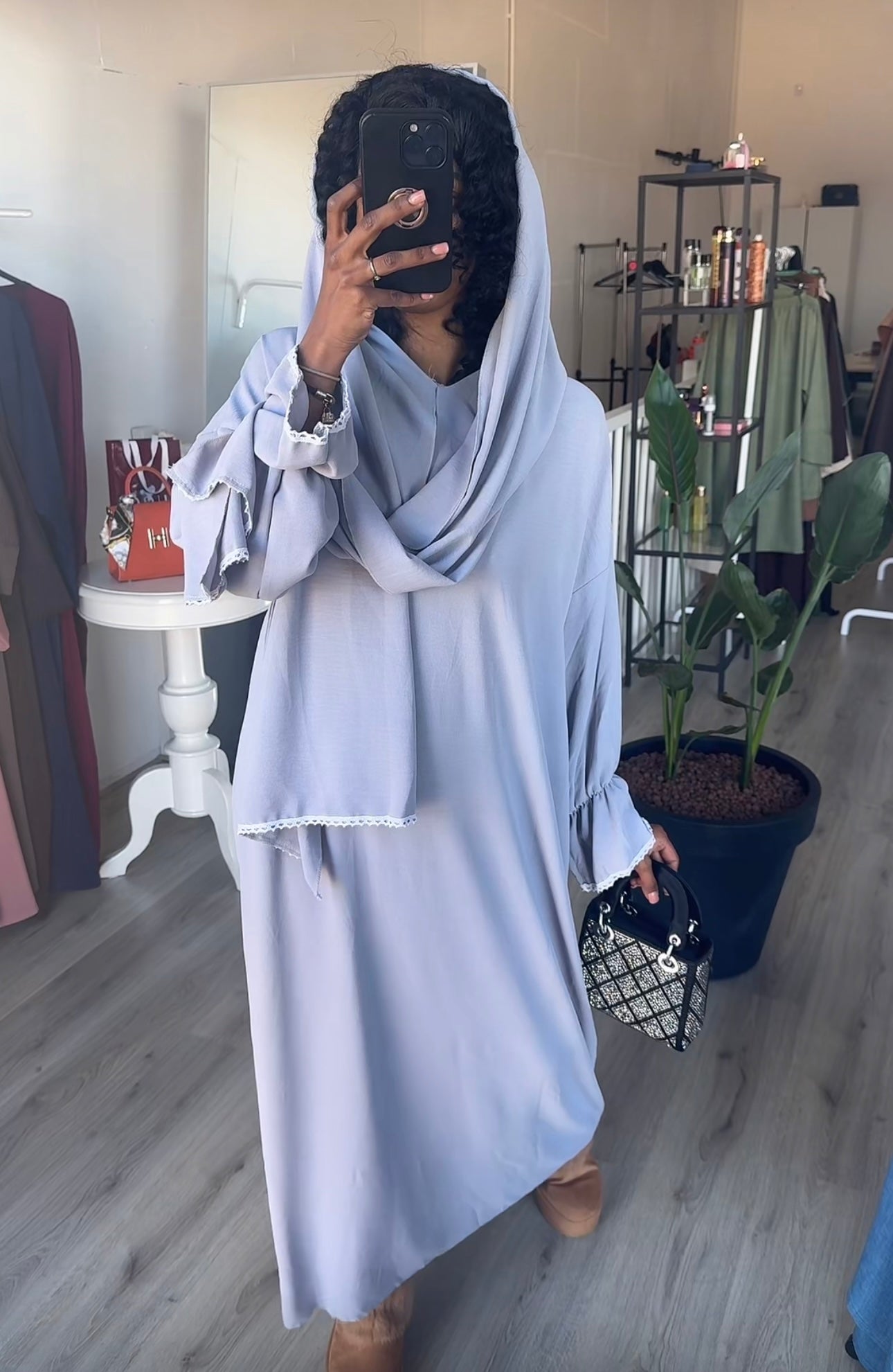 SS25 - abaya met headscarf grijs witte details
