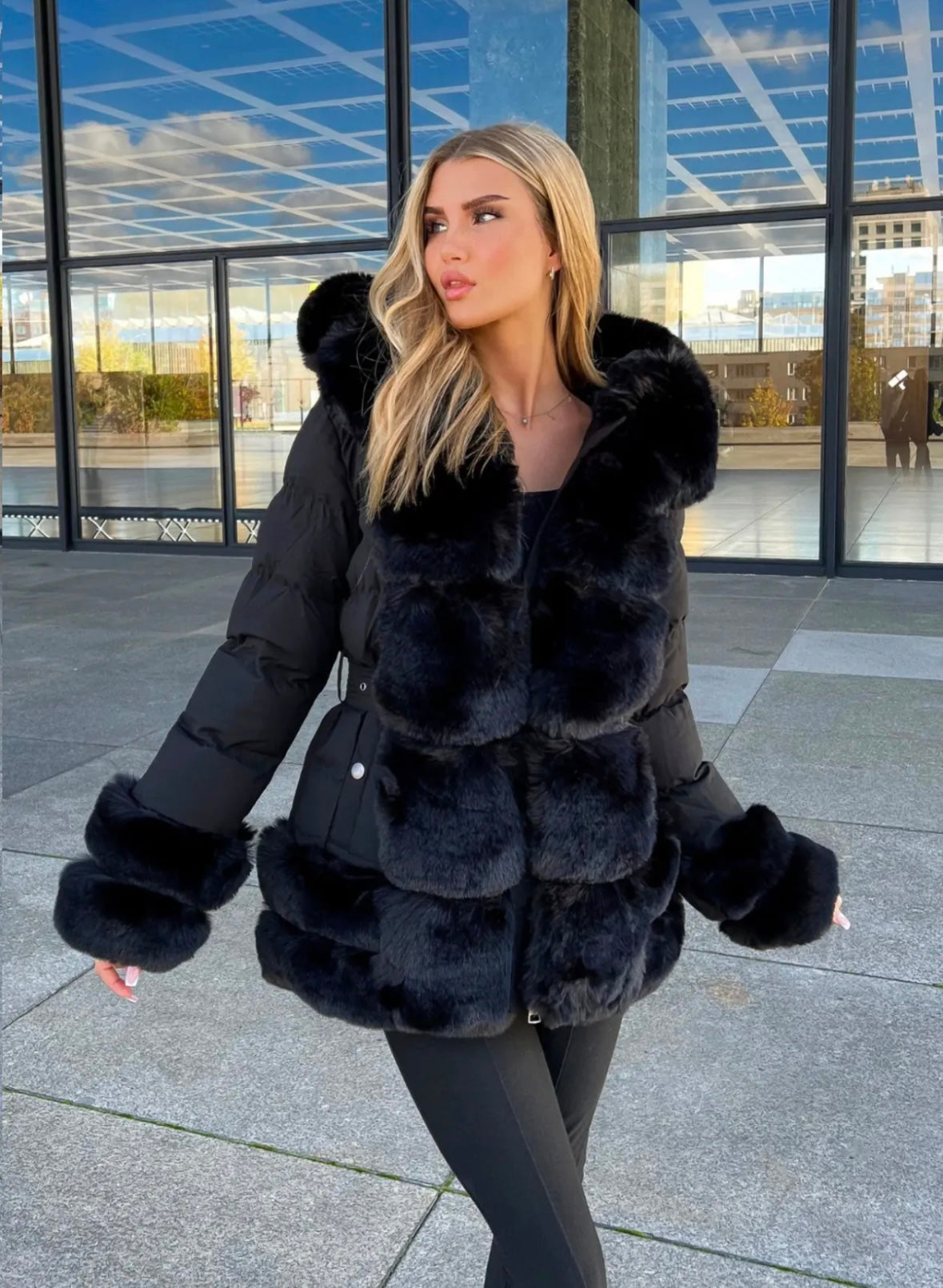 ZWART WINTERJACKE MIT RIEMEN