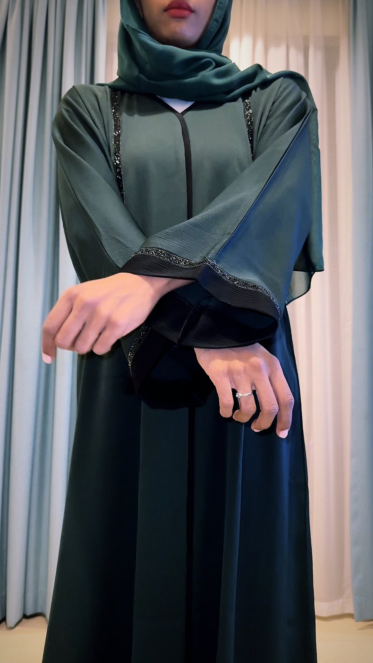 GREEN ABAYA MET KWASTJES DXB