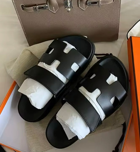 H SLIPPERS ZWART - UNISEX (MOST WANTED)