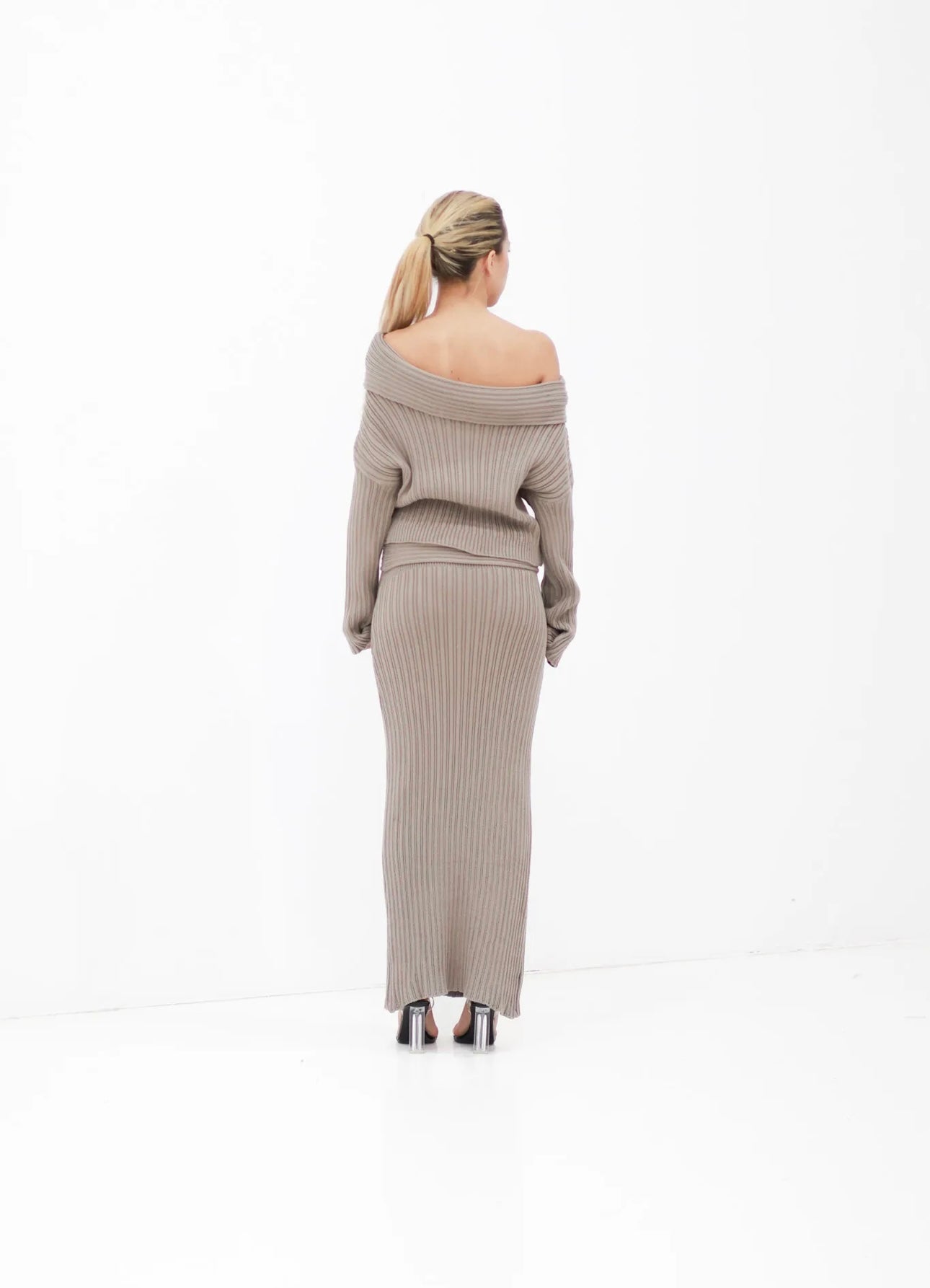 Offshoulder trui met rok taupe