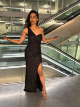ADRIANA ONESHOULDER GALA JURK MET SPLIT ZWART