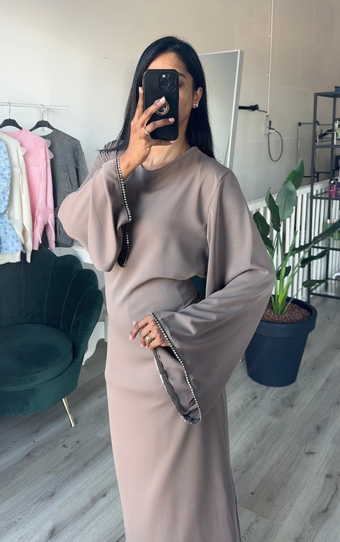 SS25 - satijnen jurk met diamanten mouwen en strik taupe