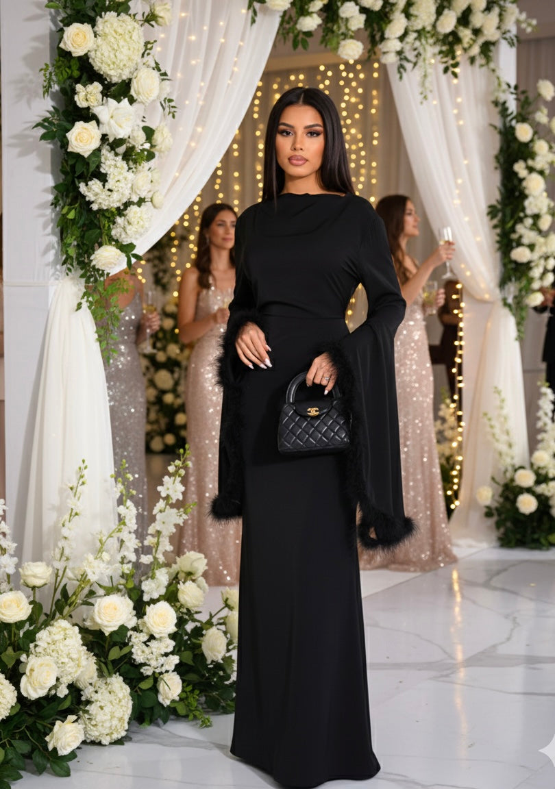 Satijnen abaya jurk met cross over en veren aan mouwen zwart - 7011