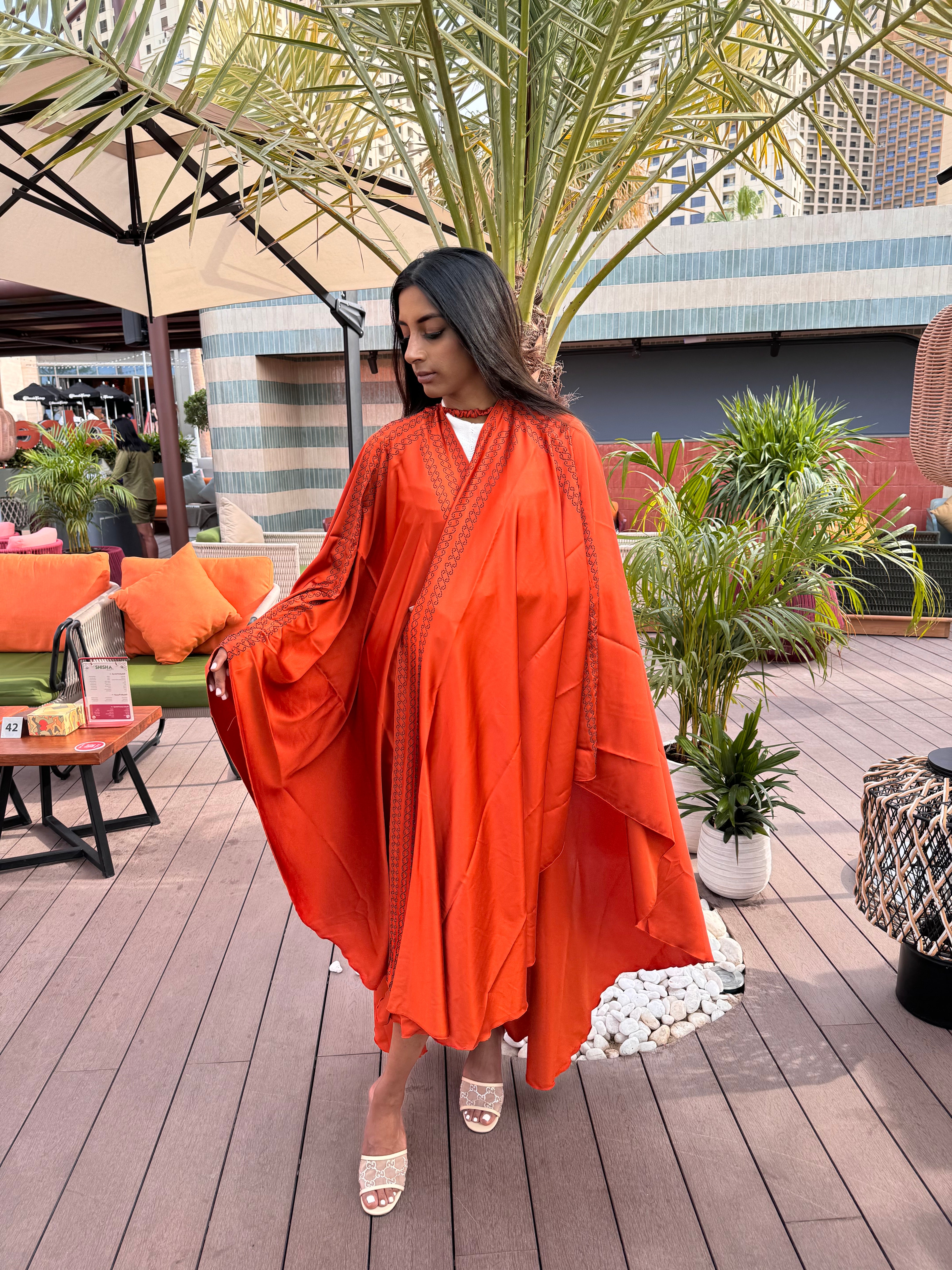 DXB ABU DHABI ABAYA MIT SCHWARZEN DIAMANTEN