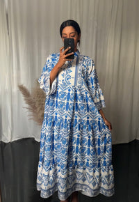 YAS - BLAUES WEISSES MAXI-KLEID