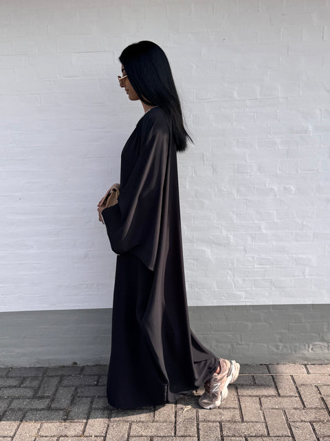 SS25 - Abaya met steentjes kraag en mouwen zwart