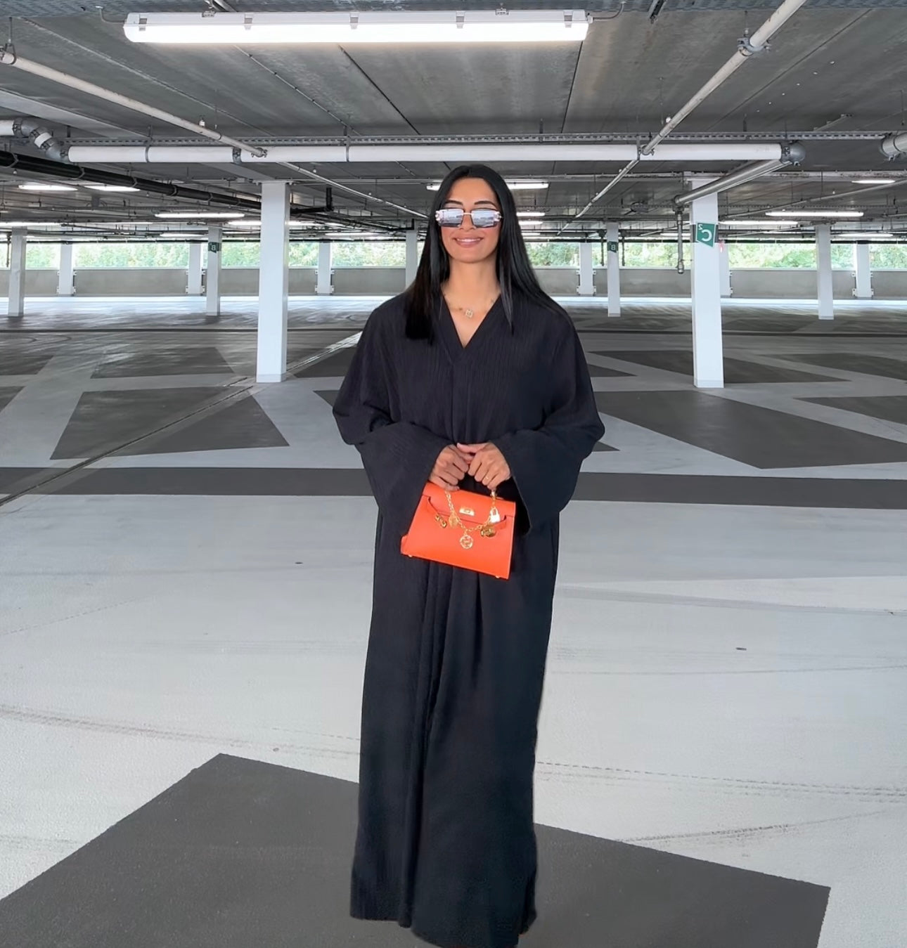 ZYRA GEBREIDEN JURK KORTE V HALS ZWART