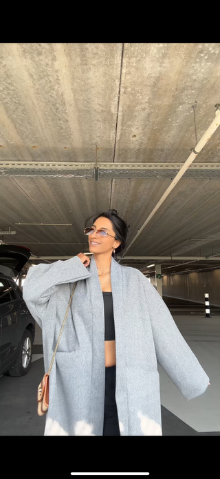 Yasmine manteljas grijs