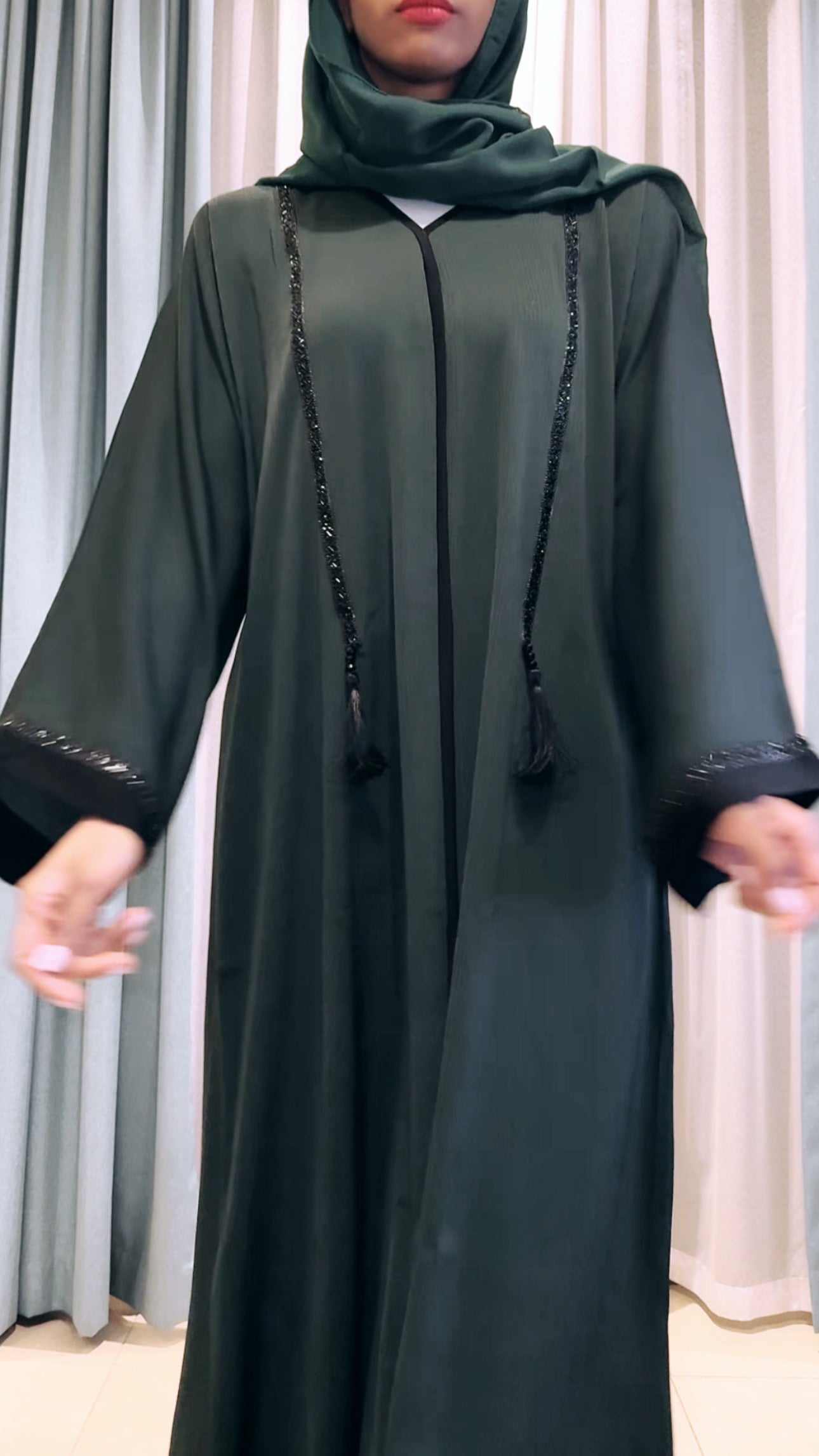 GREEN ABAYA MET KWASTJES DXB