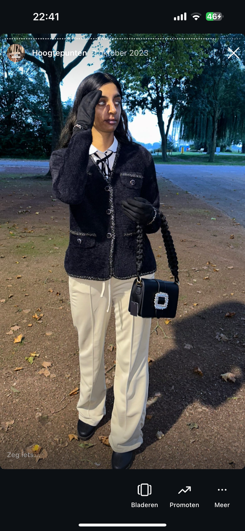 Mantel black old money