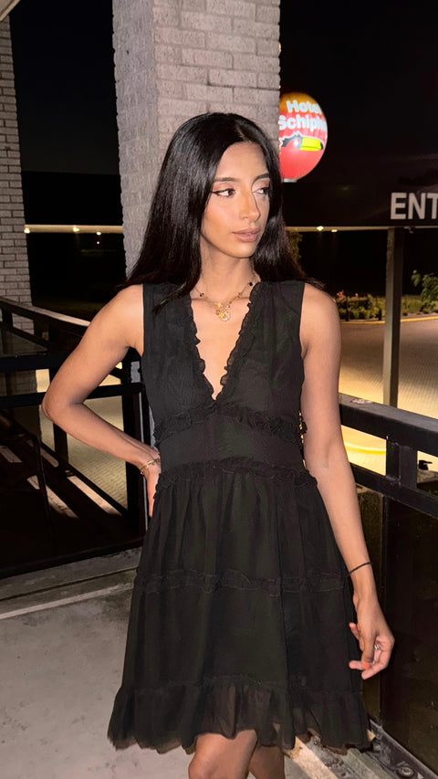 ZWEI TAGE KLEID MIT OFFENEM TEPPICH