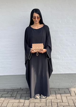 SS25 - Abaya met steentjes kraag en mouwen zwart