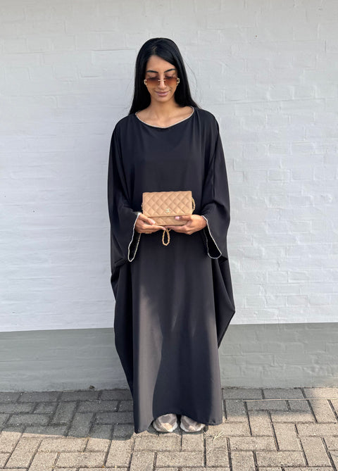 SS25 - Abaya met steentjes kraag en mouwen zwart