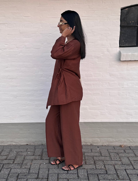 SS25 - DONKER BRUIN WIKKEL SET