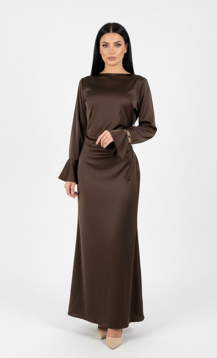 Satijnen Maxi Jurk met Tailleceintuur en Goudkleurige Bracelet - pre order
