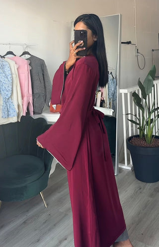 SS25 - satijnen jurk met diamanten mouwen en strik burgundy