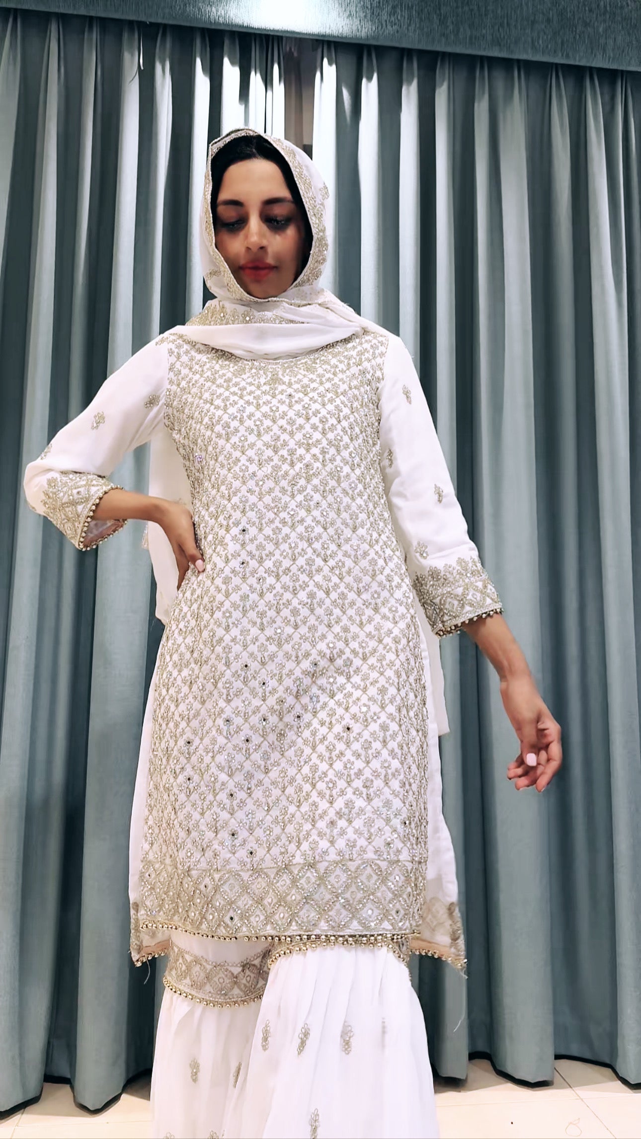 قطعة رئيسية ذهبية بيضاء DXB