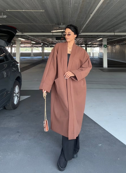 Inaya manteljas bruin