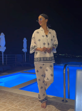 BLOUSE MET BROEK ZWARTE PATRONEN