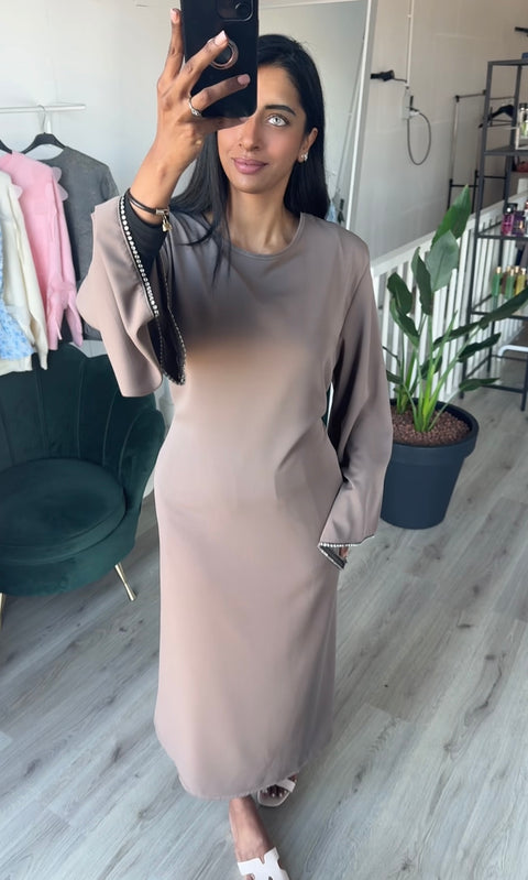 SS25 - satijnen jurk met diamanten mouwen en strik taupe