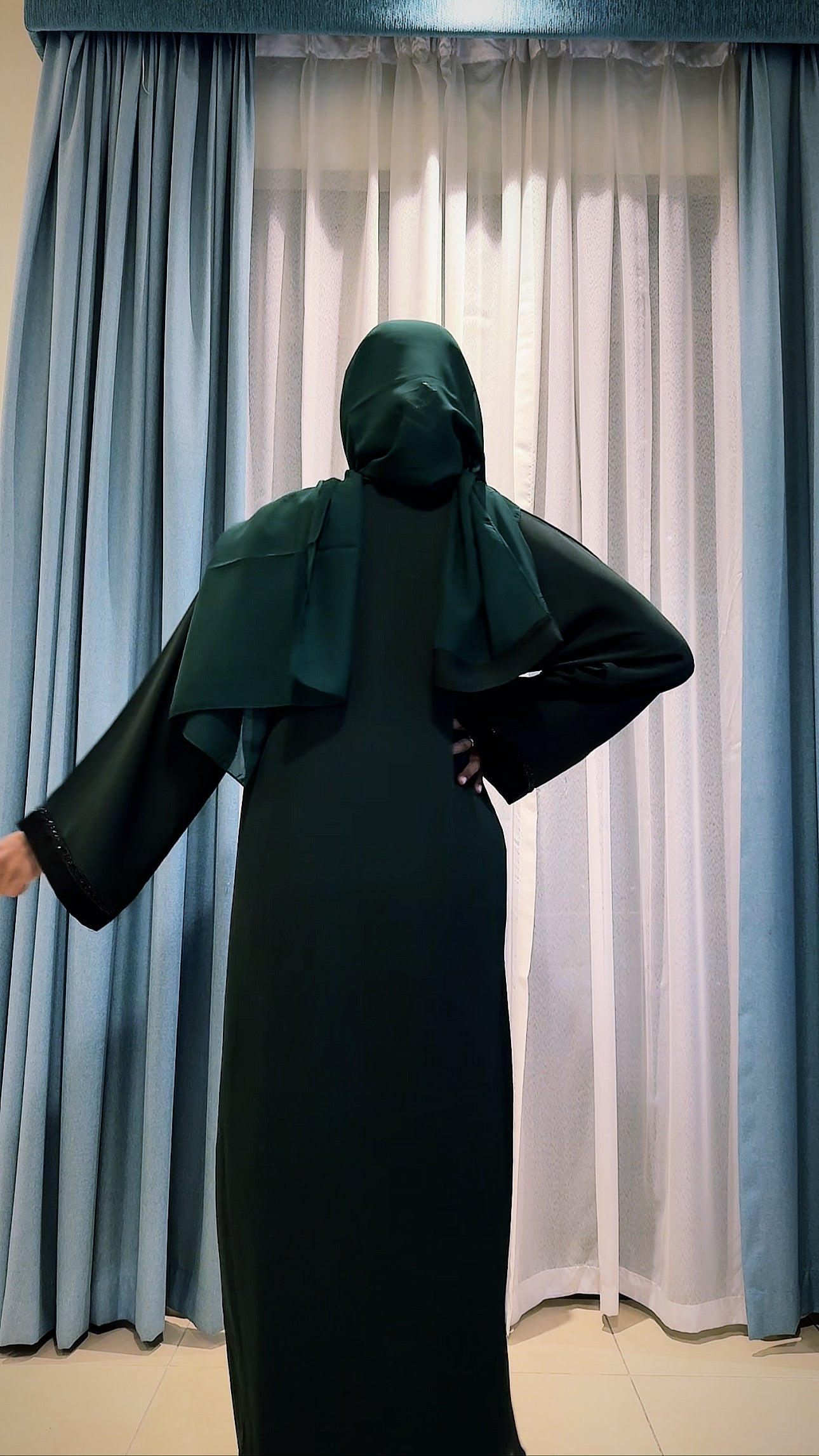 GREEN ABAYA MET KWASTJES DXB