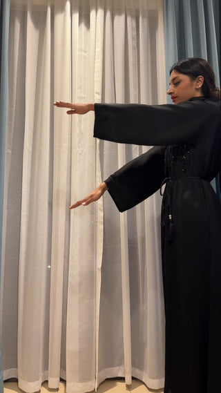BLACK ABAYA ROUND FIGURES DXB
