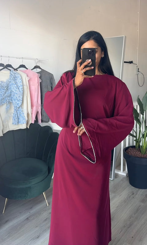 SS25 - satijnen jurk met diamanten mouwen en strik burgundy