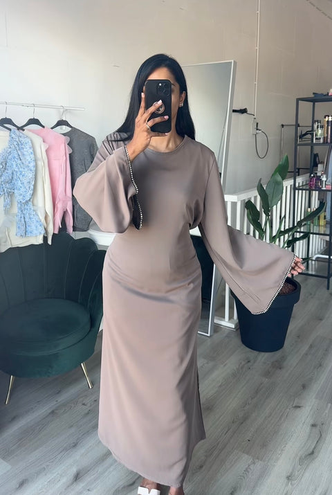 SS25 - satijnen jurk met diamanten mouwen en strik taupe