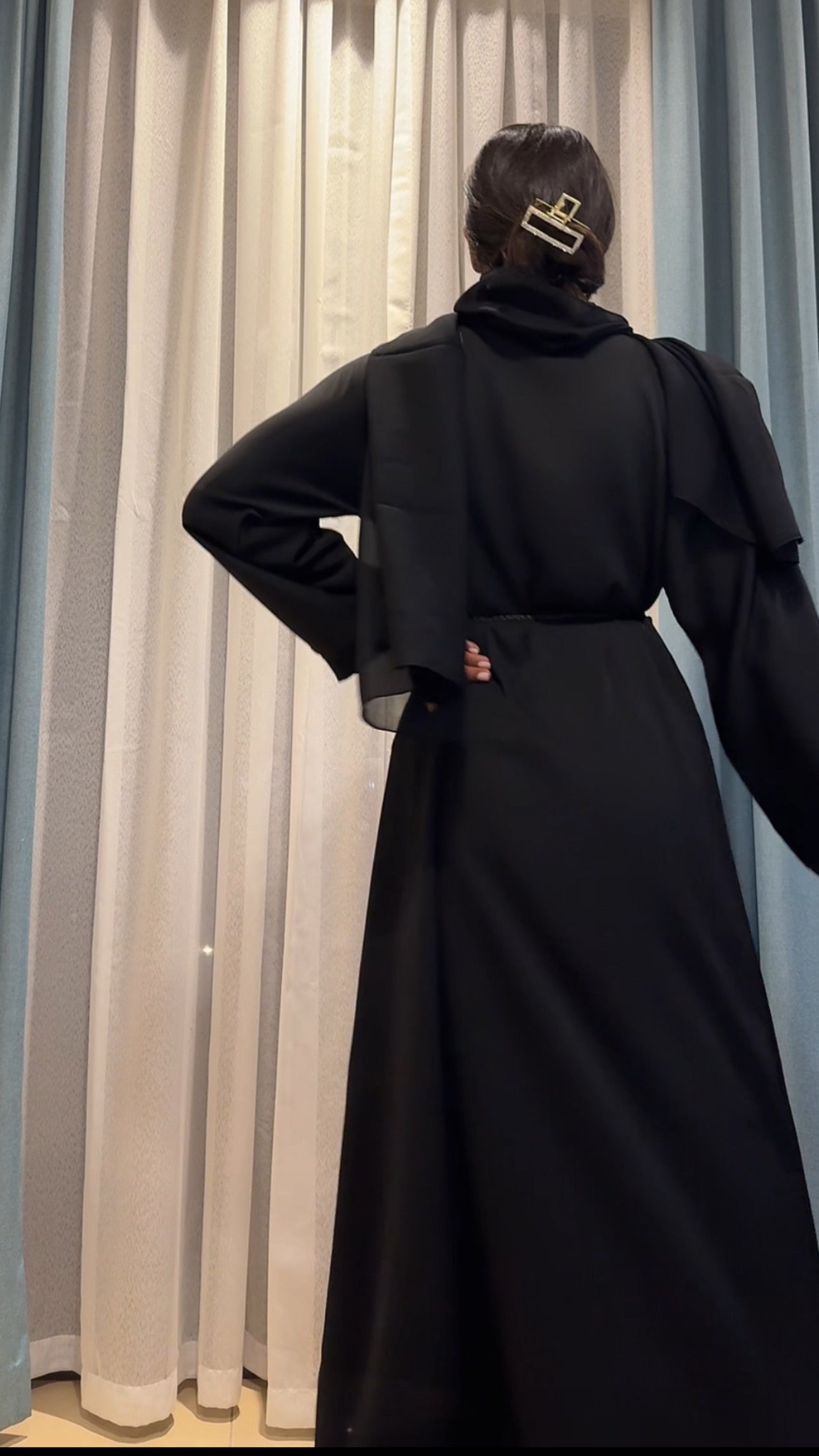 عباءة سوداء مجسمة مستديرة DXB