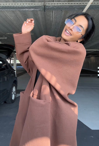 Inaya manteljas bruin