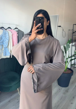 SS25 - satijnen jurk met diamanten mouwen en strik taupe