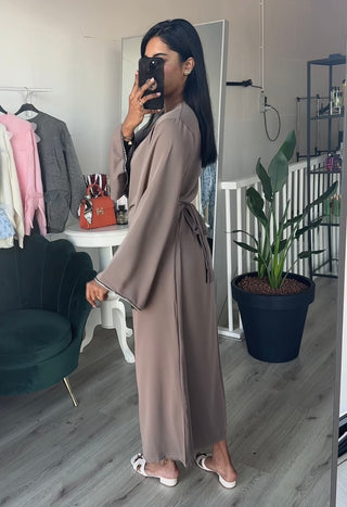 SS25 - satijnen jurk met diamanten mouwen en strik taupe