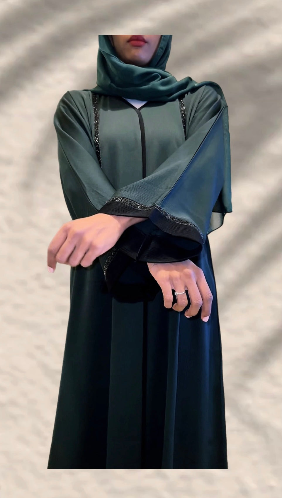 GREEN ABAYA MET KWASTJES DXB