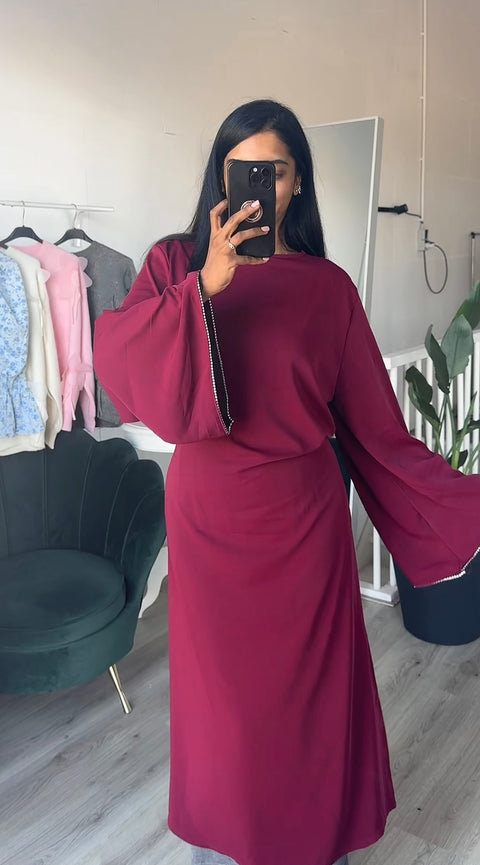 SS25 - satijnen jurk met diamanten mouwen en strik burgundy