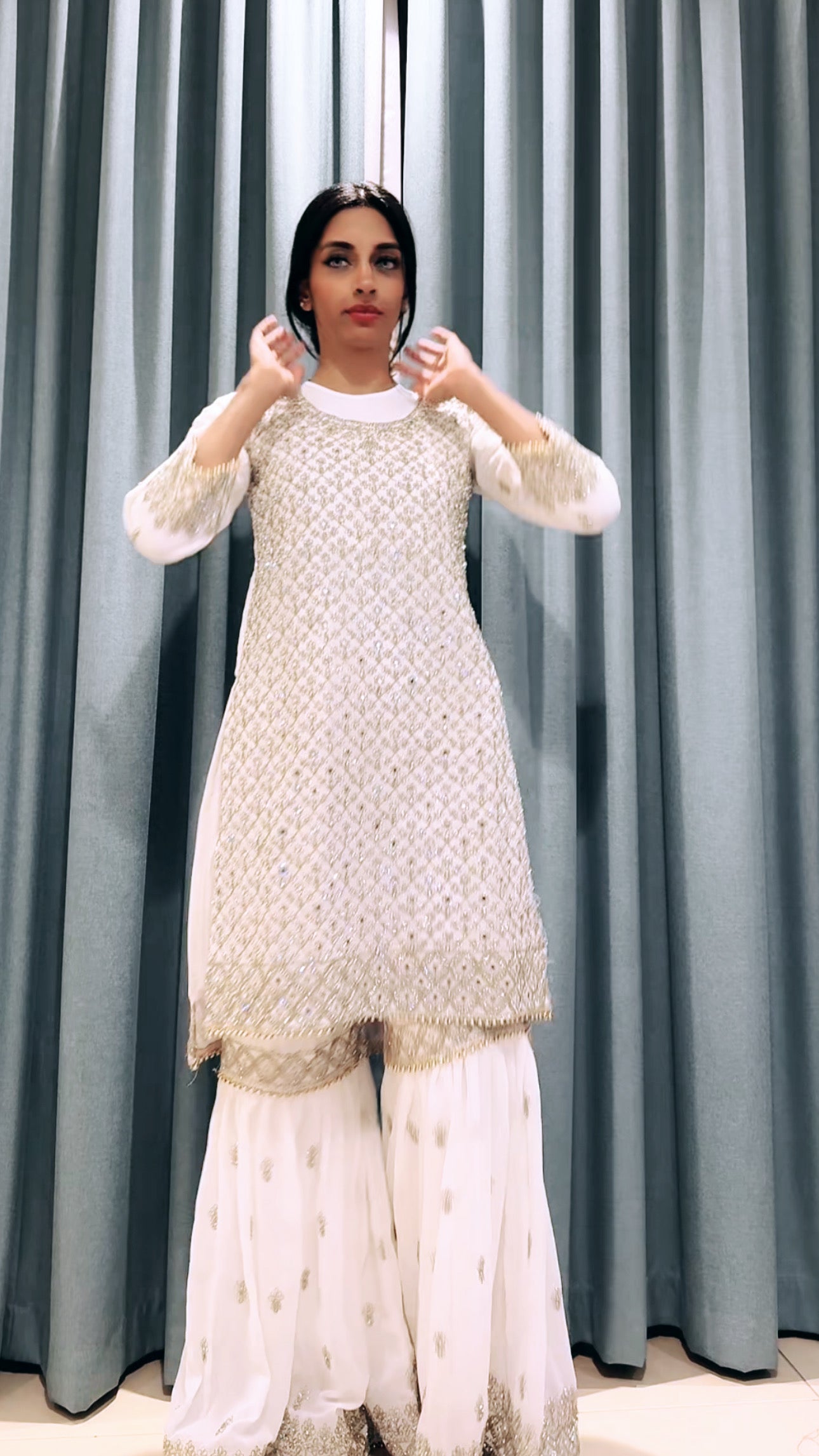 قطعة رئيسية ذهبية بيضاء DXB