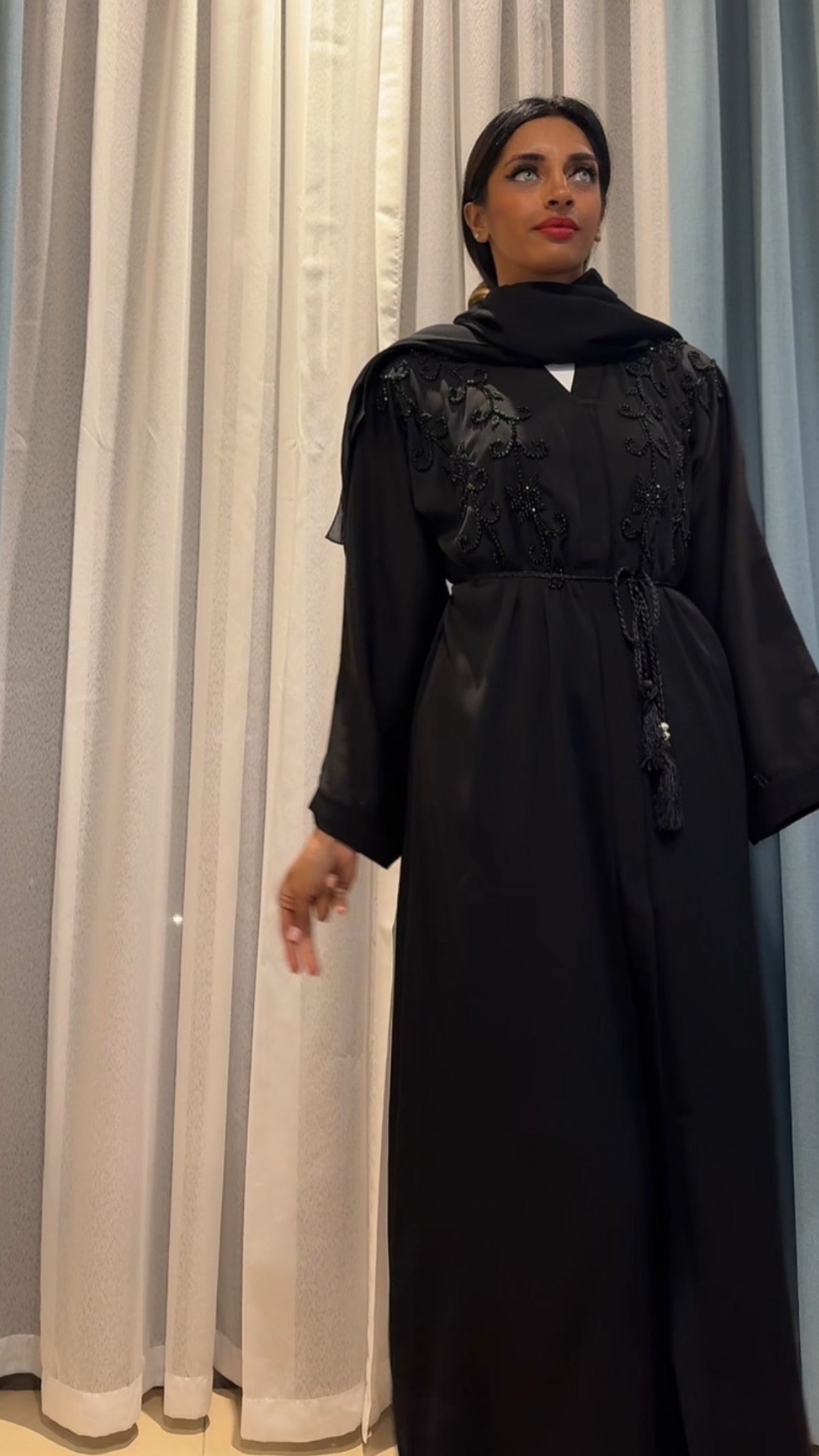 عباءة سوداء مجسمة مستديرة DXB